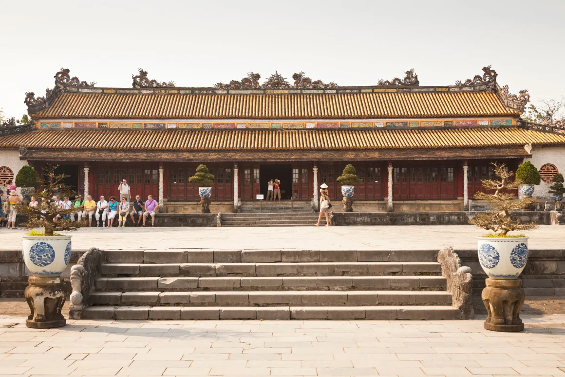 turis-ditahan-setelah-merusak-singgasana-bersejarah-di-museum-vietnam